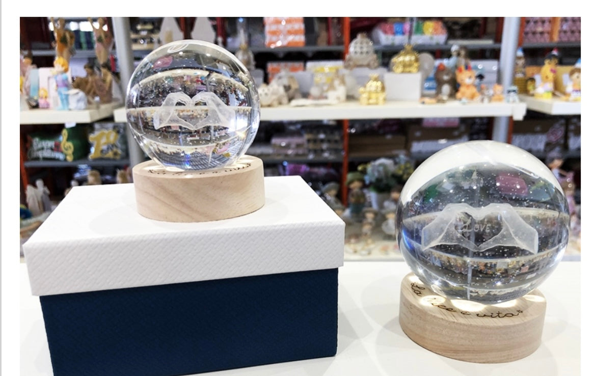 Globo vetro MANI LOVE su base legno c/led in box cm.6x8 con cavo