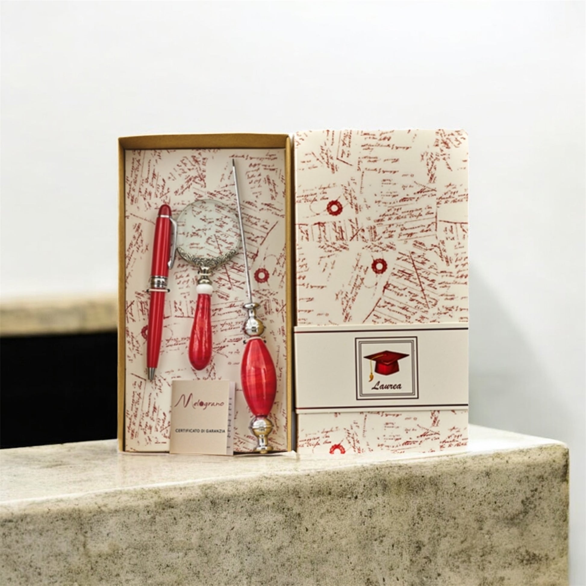 Box laurea con penna, lente e tagliacarte cm.17,5